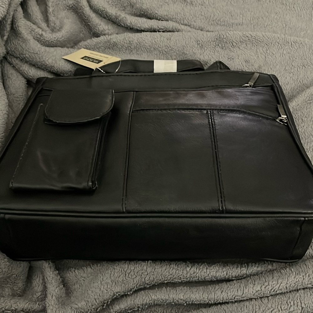 NWT-Wilson’s Leather genuine black leather handbag